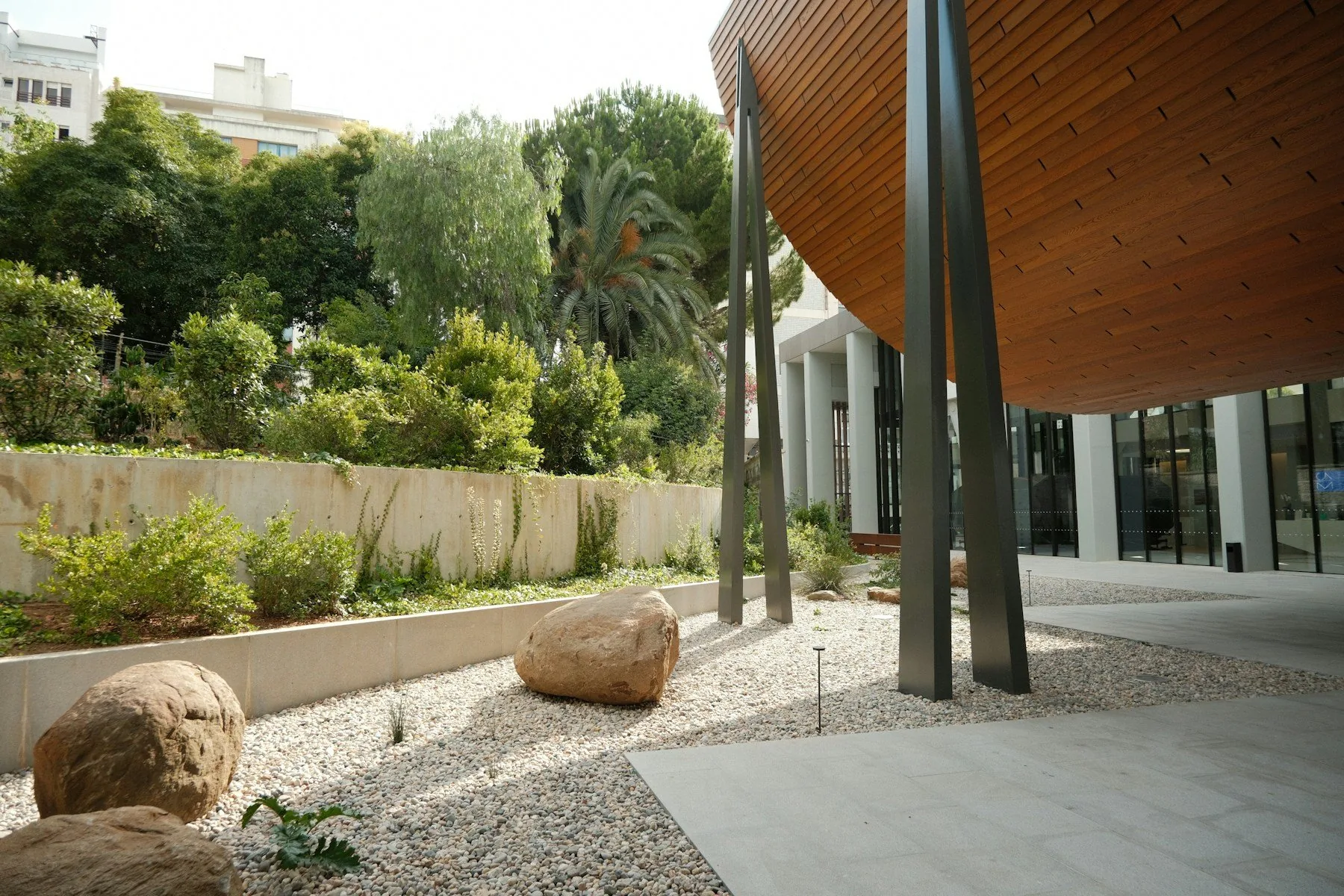 Envolvente de madera y jardín del Centro de Arte Moderna Gulbenkian, Lisboa.