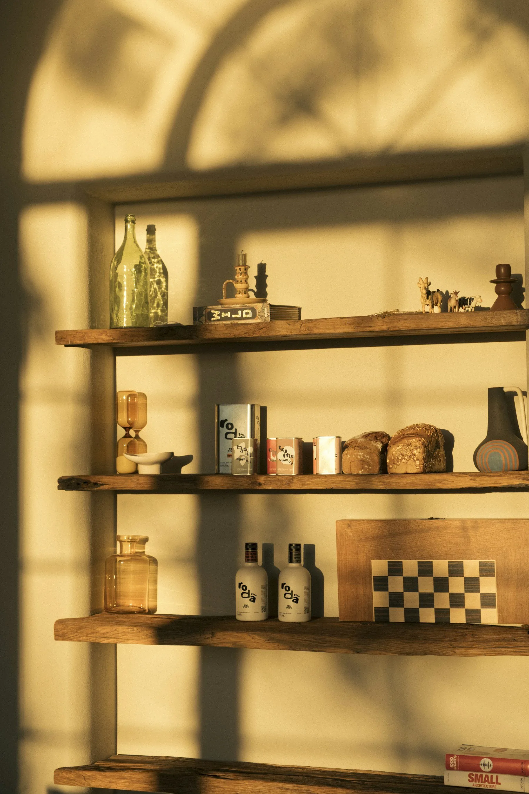 Estantería de madera con módulos abiertos y luz integrada.