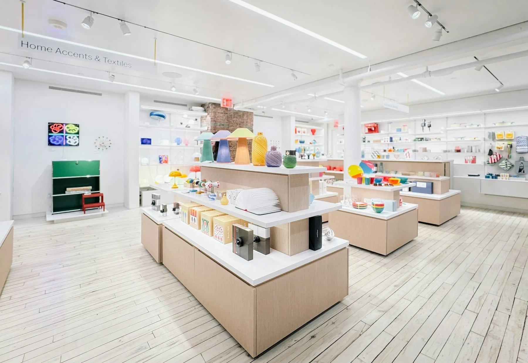 Interior de MoMA Design Store Soho con exposición abierta de objetos.